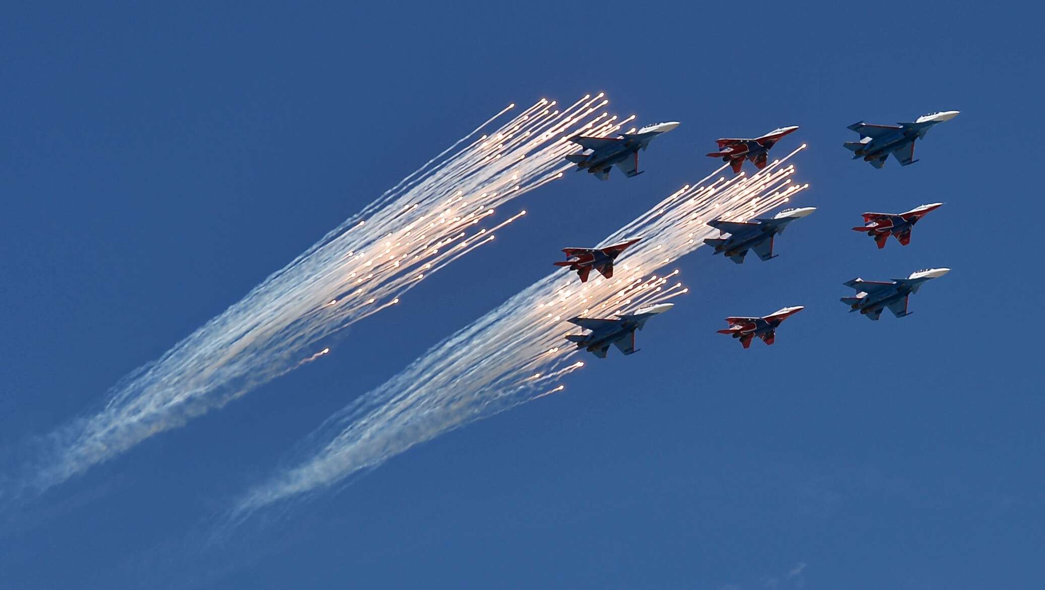 Небо россии самолеты. Су-25 пилотажная группа. Военные самолеты в небе. Парад самолетов на 9 мая. Воздушная Военная техника.