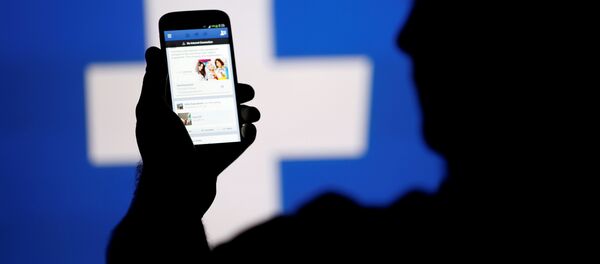 Телефон кармап турган адамдын архивдик сүрөтү Телефон кармап турган адамдын архивдик сүрөтү - Sputnik Кыргызстан