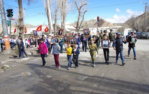 Шествие началось от мемориала памяти героев ВОВ и завершилось в центральном парке Нарына. - Sputnik Кыргызстан