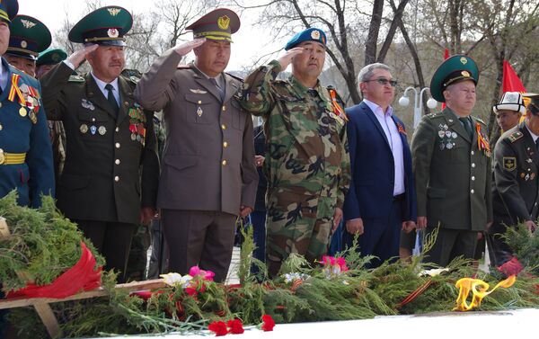 Ветераны плакали от счастья, от осознания того, что Бессмертный полк прошел и в их городе - Sputnik Кыргызстан