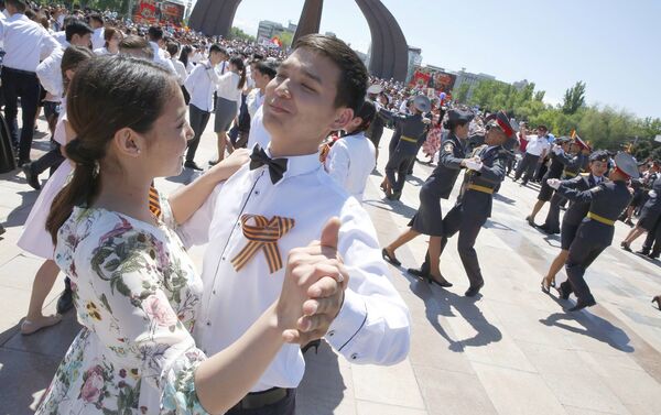 Почти полторы тысячи человек станцевали Майский вальс для ветеранов и участников акции Бессмертный полк - Sputnik Кыргызстан