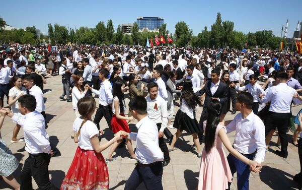 В вальсе закружились 720 пар — учащиеся пятнадцати столичных вузов - Sputnik Кыргызстан