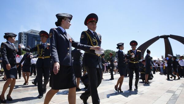 Почти полторы тысячи человек станцевали Майский вальс для ветеранов и участников акции Бессмертный полк - Sputnik Кыргызстан