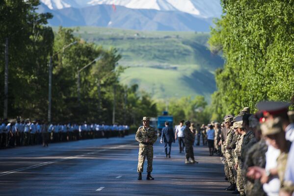 С раннего утра в Бишкеке началась подготовка к проведению самой масштабной на сегодня в стране акции Бессмертный полк - Sputnik Кыргызстан