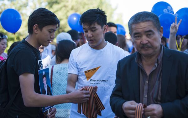 Волонтеры Sputnik Кыргызстан раздали около тысячи ленточек, символизирующих память о подвиге воинов Великой Отечественной и живую связь поколений - Sputnik Кыргызстан