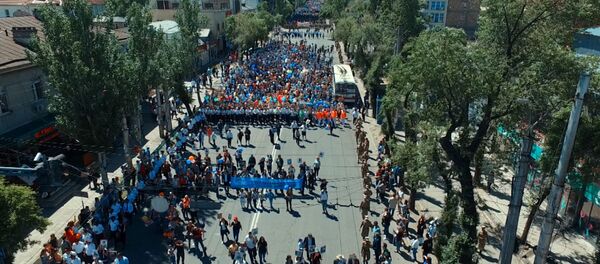 Суудай агылган урпактар. Бишкектеги Өлбөс полк акциясынын асмандан көрүнүшү Суудай агылган урпактар. Бишкектеги Өлбөс полк акциясынын асмандан көрүнүшү - Sputnik Кыргызстан