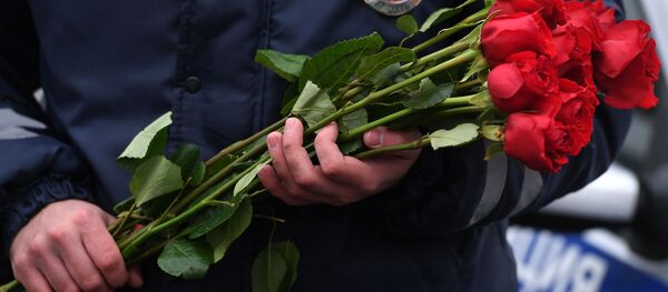 Сотрудники ГИБДД поздравляют женщин в преддверии праздника - Sputnik Кыргызстан