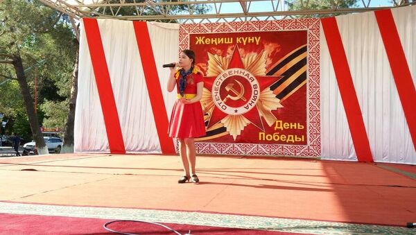 Студенты и выпускники музыкальных школ и вузов исполнили перед жителями Кара-Балты песни военных лет - Sputnik Кыргызстан