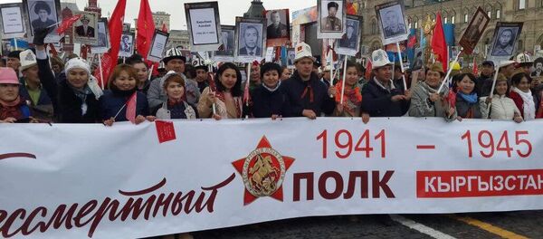 Участники шествия Бессмертного полка в Москве по случаю 72 годовщины со Дня Победы в Великой Отечественной войне Участники шествия Бессмертного полка в Москве по случаю 72 годовщины со Дня Победы в Великой Отечественной войне - Sputnik Кыргызстан