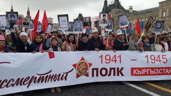 Участники шествия Бессмертного полка в Москве по случаю 72 годовщины со Дня Победы в Великой Отечественной войне - Sputnik Кыргызстан