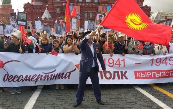 Бүгүн Москва шаарында өткөн Өлбөс полк жүрүшүнө ак калпак кийген кыргызстандыктар дагы катышты - Sputnik Кыргызстан
