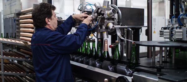 Работа московского завода шампанских вин Корнет Работа московского завода шампанских вин Корнет - Sputnik Кыргызстан