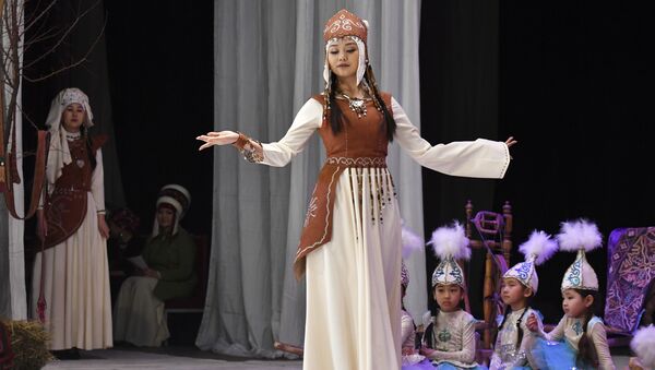 Модель дефилирует в традиционном кыргызском костюме. Архивное фото - Sputnik Кыргызстан