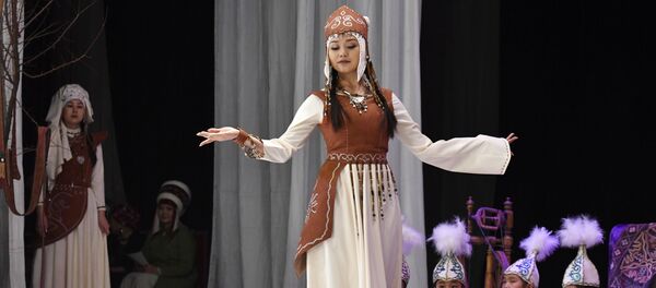 Модель дефилирует в традиционном кыргызском костюме. Архивное фото Модель дефилирует в традиционном кыргызском костюме. Архивное фото - Sputnik Кыргызстан