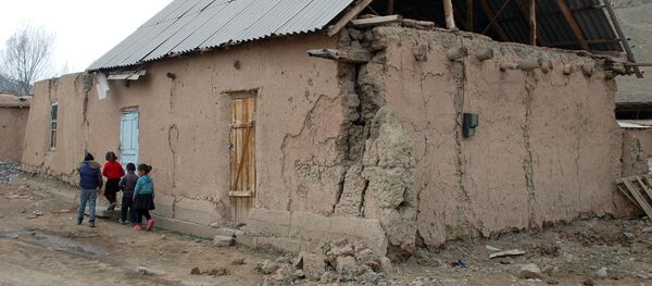 Жер титирөөдөн жабыркаган үйлөр. Архив - Sputnik Кыргызстан