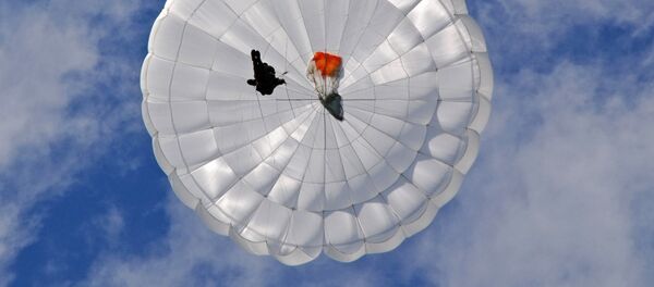 Парашютист. Архивное фото Парашютист. Архивное фото - Sputnik Кыргызстан