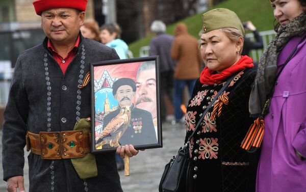Кыргызстанцы в калпаках приняли участие в шествии Бессмертного полка в Москве - Sputnik Кыргызстан