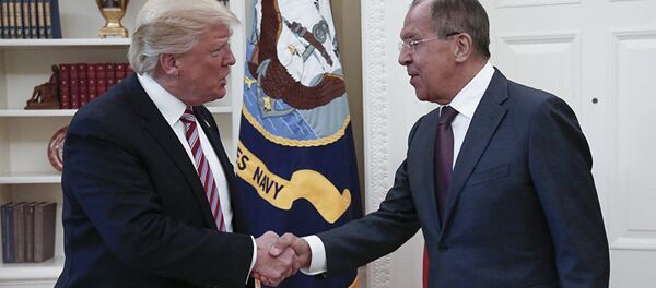 Встреча президента США Дональда Трампа и министра иностранных дел России Сергея Лаврова в Вашингтоне. 10 мая 2017 - Sputnik Кыргызстан
