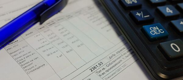 Төлөм квитанциясы, калькулятор жана калем столдо жатат. Архив - Sputnik Кыргызстан