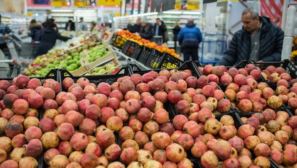 Посетитель супермаркета выбирает продукты. Архивное фото - Sputnik Кыргызстан