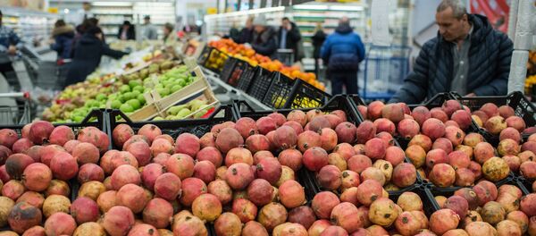 Посетитель супермаркета выбирает продукты. Архивное фото - Sputnik Кыргызстан