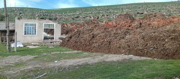 Өзгөн районуна караштуу Жалпак-Таш айыл аймагынын Курбу-Таш менен Маркс айылдарынын ортосунда жер көчкү жүргөн - Sputnik Кыргызстан