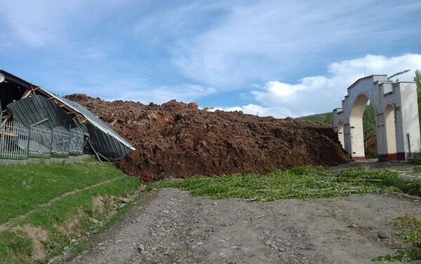 В селе Курбу-Таш Узгенского района Ошской области оползень накрыл уже 45 жилых домов и три социальных объекта - Sputnik Кыргызстан