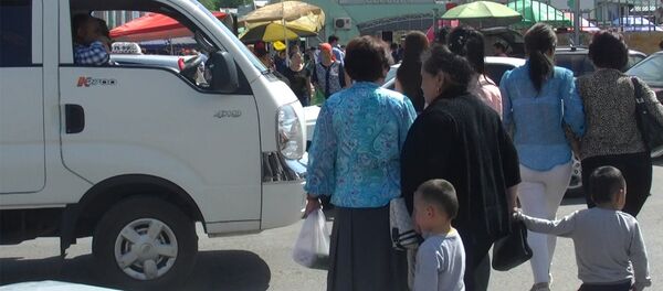 Жөө адамдар Ош базарынын жанындагы жол чырактын кызыл белгисин көп деле элес албайт Жөө адамдар Ош базарынын жанындагы жол чырактын кызыл белгисин көп деле элес албайт - Sputnik Кыргызстан