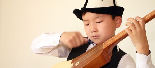 Чоор, сыбызгы жана фортепианону куюлуштурган 11 жаштагы Элдар - Sputnik Кыргызстан