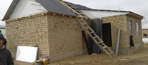 Жакында Кочкор районунун Кара-Суу айылындагы Шапак Рысмендеев атындагы мектепти мындан 20 жыл бүтүрүп чыккандар ошол айылдагы майып болуп калган беш балалуу адамга үй куруп берди - Sputnik Кыргызстан