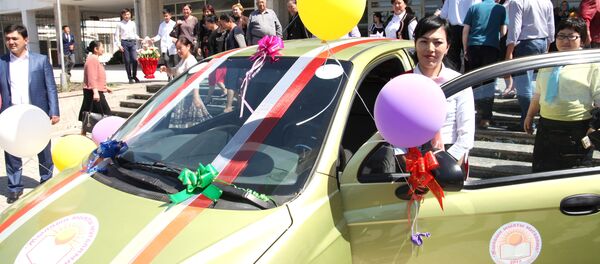 Окутуучулардын арасында өткөн сынактын жыйынтыгында Ош шаарындагы Жетиген мектеп-лицейинин химия мугалими Айжан Абдувапова мыкты деп табылып, ага шаар мэри Айтмамат Кадырбаев Daewoo-Matiz унаасынын ачкычын тапшырды - Sputnik Кыргызстан