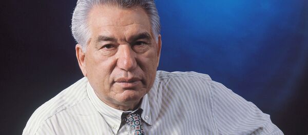 Писатель Чингиз Айтматов Писатель Чингиз Айтматов - Sputnik Кыргызстан