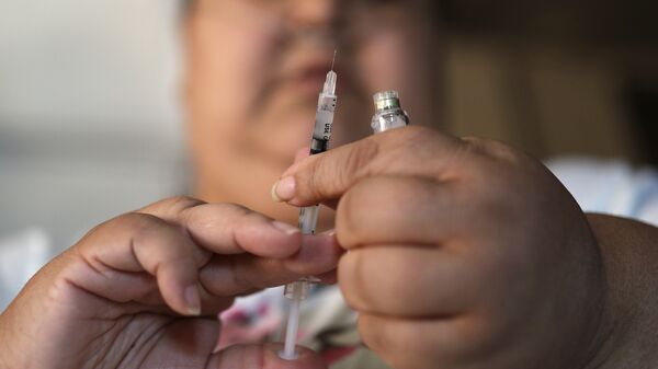 Женщина больная сахарным диабетом готовится сделать себе укол инсулина. Архивное фото - Sputnik Кыргызстан