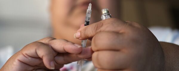 Сахар диабети менен ооруган аял озүнө инсулин уколун жасоого даярданууда. Архив - Sputnik Кыргызстан