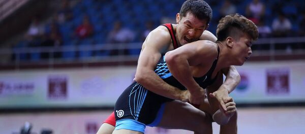 71 килограммга чейин салмак категориясында ат салышкан балбан Нургазы Асангулов беттеш учурунда - Sputnik Кыргызстан