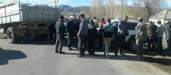 Бишкек — Нарын — Торугарт мамлекеттик трассасы өткөн Оттук айылын жашоочулары митинг учурунда - Sputnik Кыргызстан