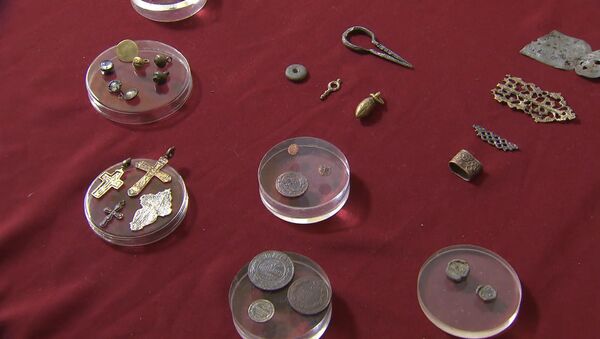 Археологи показали найденные  монеты эпохи Ивана Грозного - Sputnik Кыргызстан