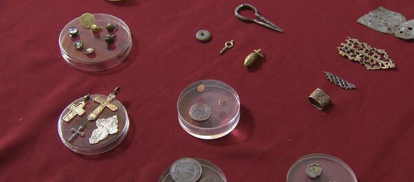 Археологи показали найденные  монеты эпохи Ивана Грозного - Sputnik Кыргызстан