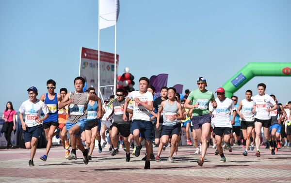 Стали известны имена победителей ежегодного международного марафона Run the Silk Road на Иссык-Куле. - Sputnik Кыргызстан