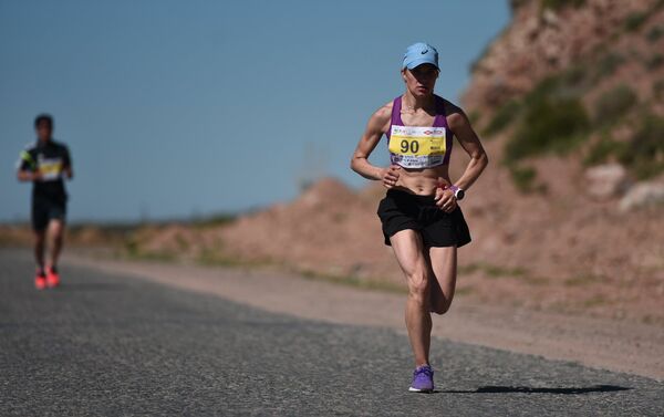 Бегунья Мария Коробицкая на международном марафоне Run the Silk Road на Иссык-Куле - Sputnik Кыргызстан