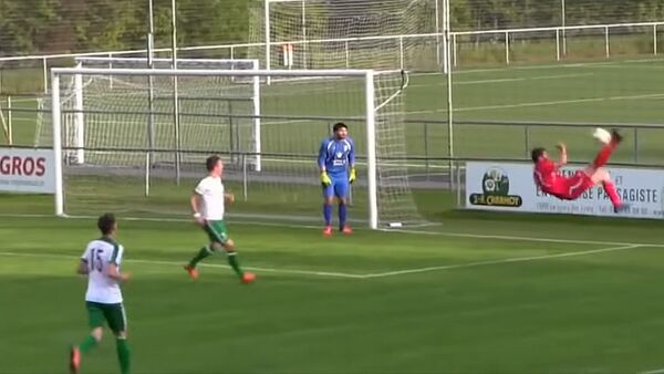 Футболист забил эффектный гол в свои ворота ударом через себя - Sputnik Кыргызстан