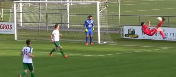 Футболист забил эффектный гол в свои ворота ударом через себя Футболист забил эффектный гол в свои ворота ударом через себя - Sputnik Кыргызстан