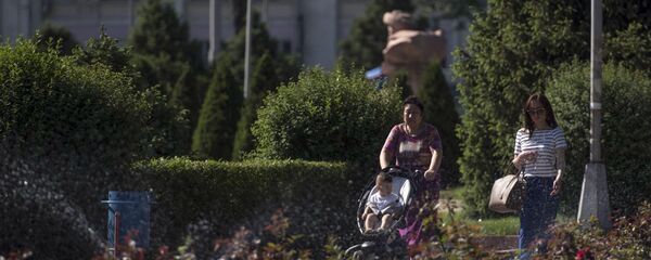 Прохожие на одной из улиц Бишкека. Архивное фото - Sputnik Кыргызстан