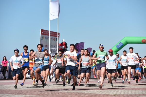 Ежегодный международный марафон Run the Silk Road на побережье Иссык-Куля - Sputnik Кыргызстан