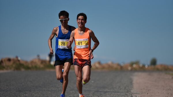 Участники марафона Run the Silk Road. Архивное фото - Sputnik Кыргызстан