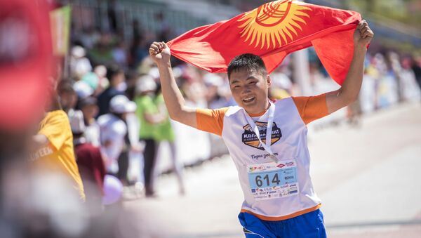 Участник ежегодного международного марафона Run the Silk Road на побережье Иссык-Куля. Архивное фото - Sputnik Кыргызстан