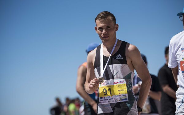 Илья Тяпкин завоевал серебряную медаль на марафонской дистанции  - Sputnik Кыргызстан