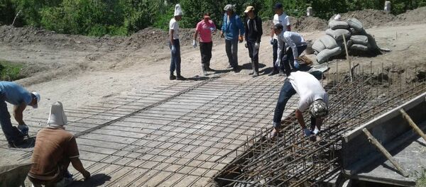 Жалал-Абаддын Ала-Бука районуна караштуу Өрүктү-Сай айылында 10 жылдык жолугушууга келе турган классташтар тарабынан көпүрө салынууда - Sputnik Кыргызстан