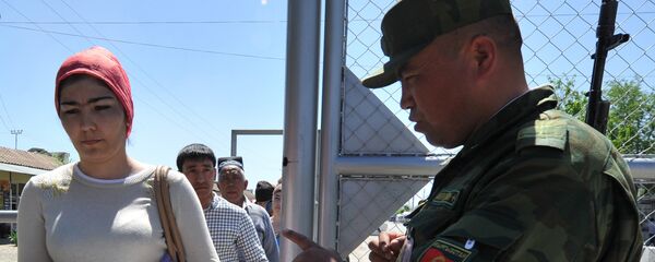 Контрольно-пропускной пункт кыргызско-узбекской границы в Кара-Суу - Sputnik Кыргызстан
