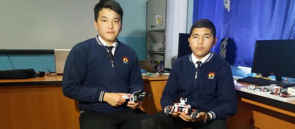 Ош шаарындагы Сема лицейинин 10-а классынын окуучулары Кансаар Кудайбаков жана Зулпукар уулу Таберик таштанды жыйнап, аларды бир канча бөлүккө бөлүп тазалоочу робот машина ойлоп табышты - Sputnik Кыргызстан